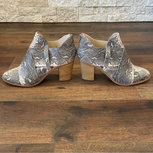 BC Azalea Crisscross Ankle Booties Python Print Size 10 - Picture 5 of 9